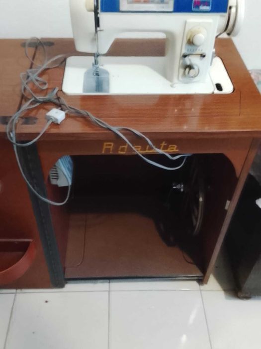 Máquina de costura adauta