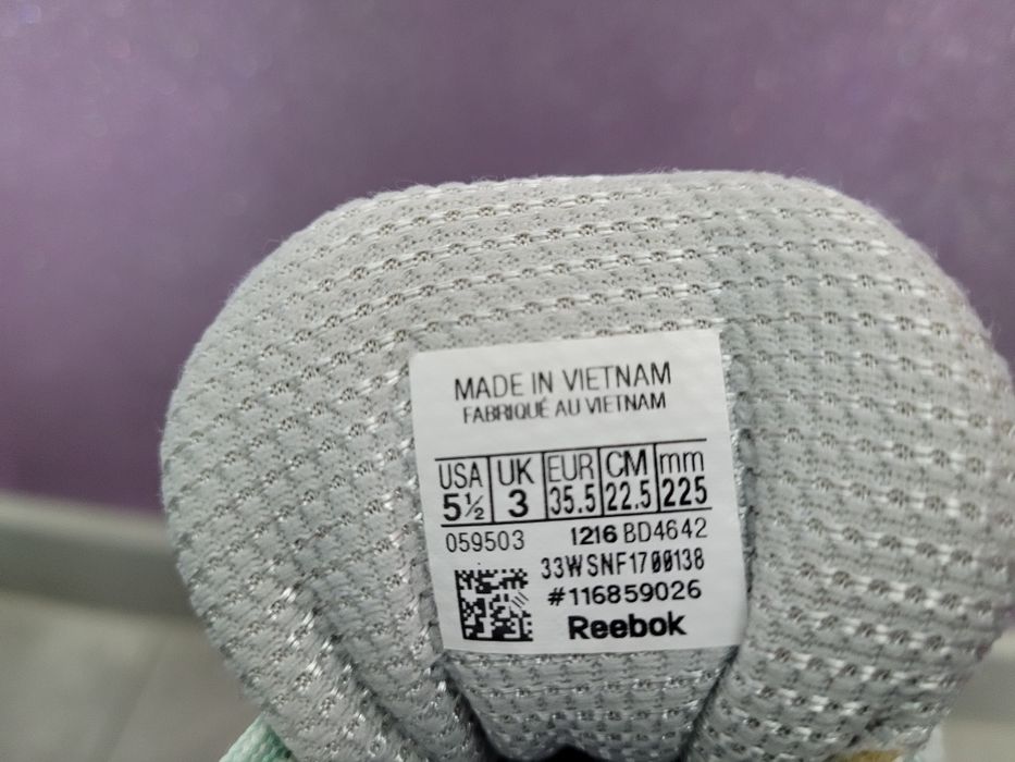 Adidasy z białą podeszwą dla dziewczynki