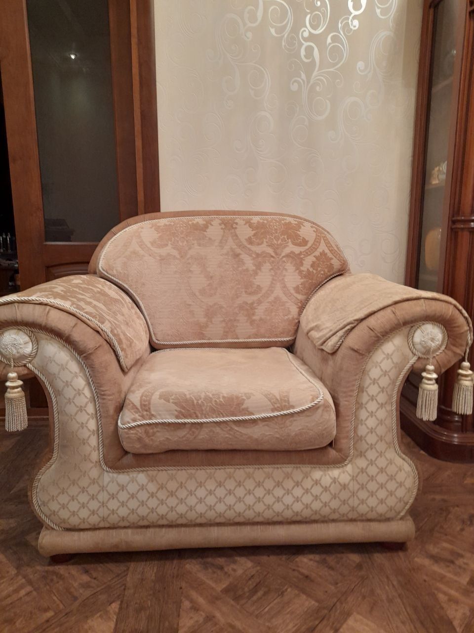 Продам диван (раскладной) и кресло  Италия