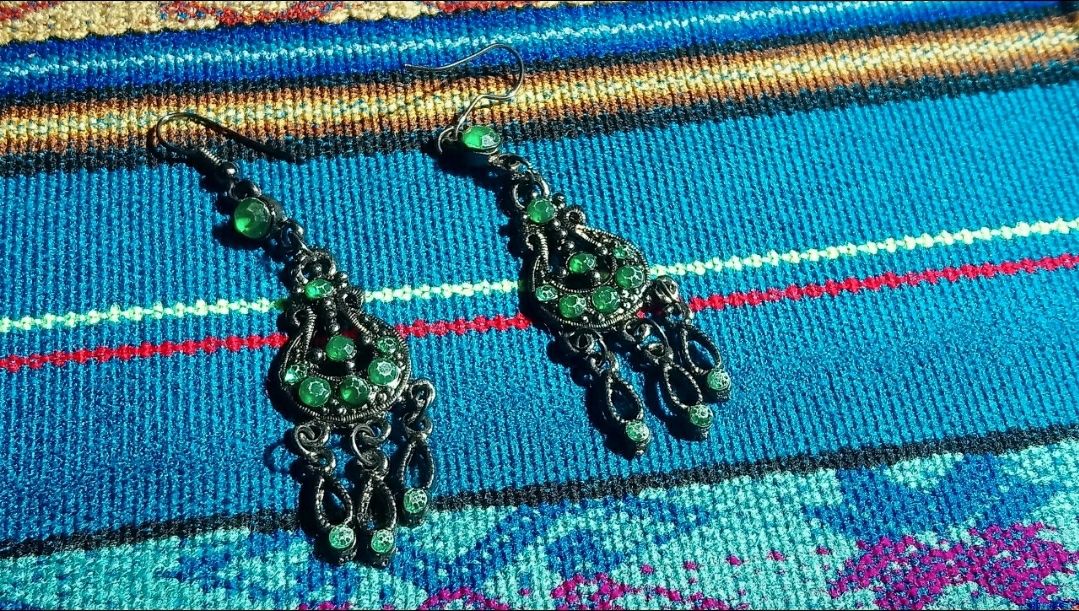 Kolczyki z zielonymi kryształkami