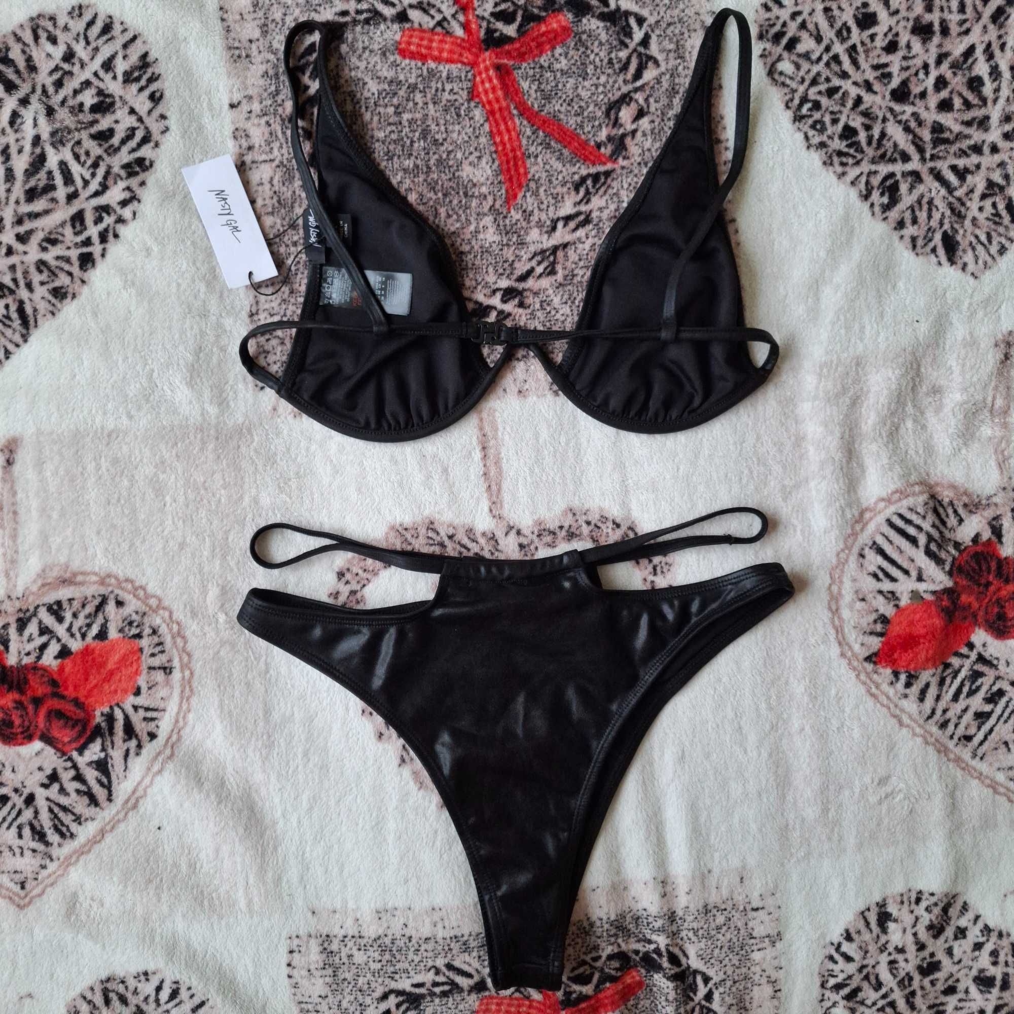 Czarny woskowany dwuczęśxiowy strój kąpielowy Nasty Gal