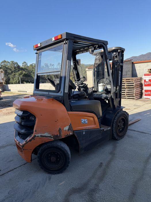 Empilhador Doosan 2.5T triplex d 2023