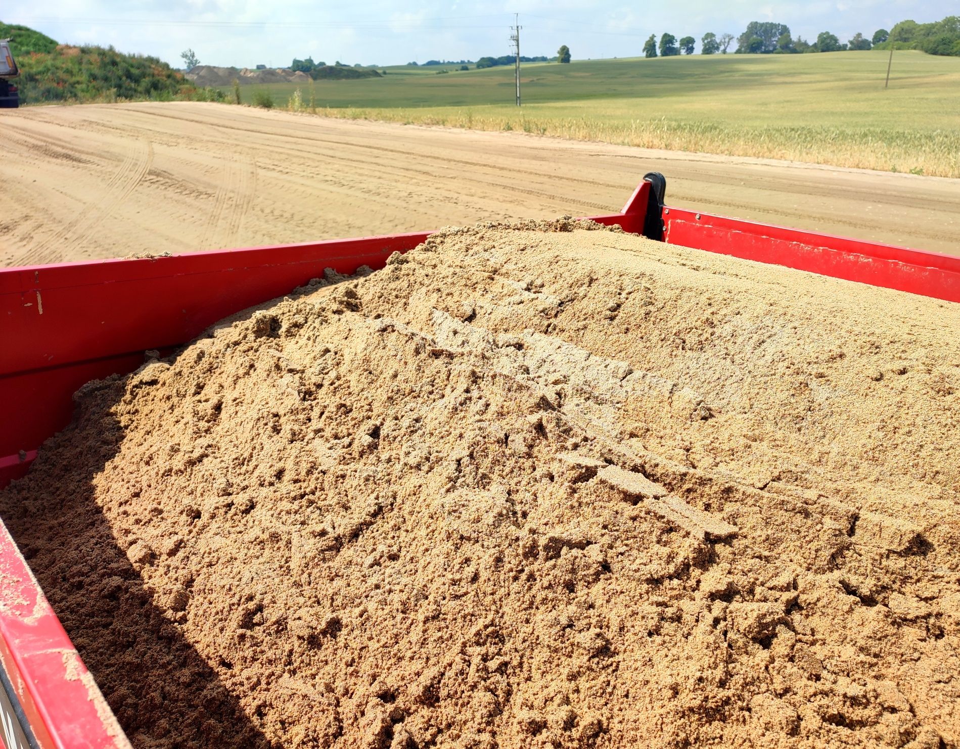 Piasek pospółka  podsypka podniesienie terenu wymiana gruntu
