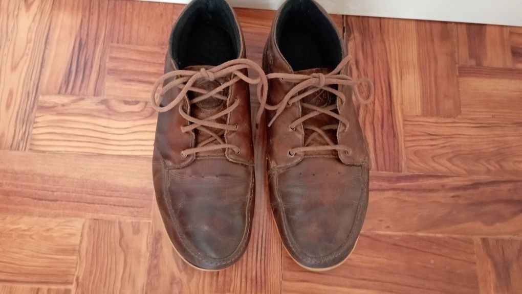 Botas castanhas da Reef