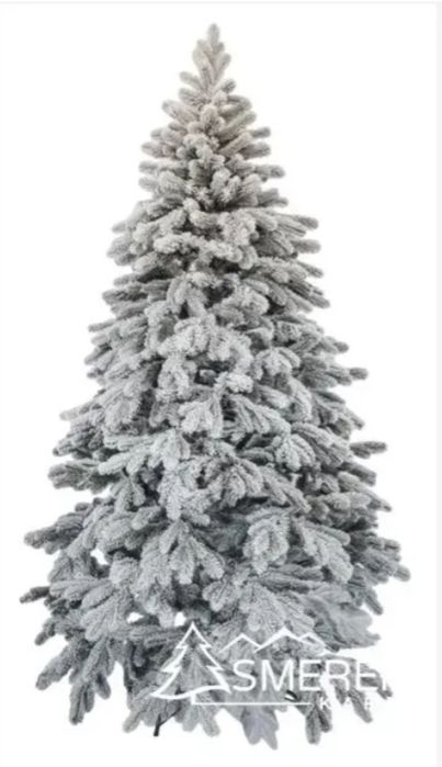 Густі, пишні штучні ялинки з засніженим та акуратним декором.