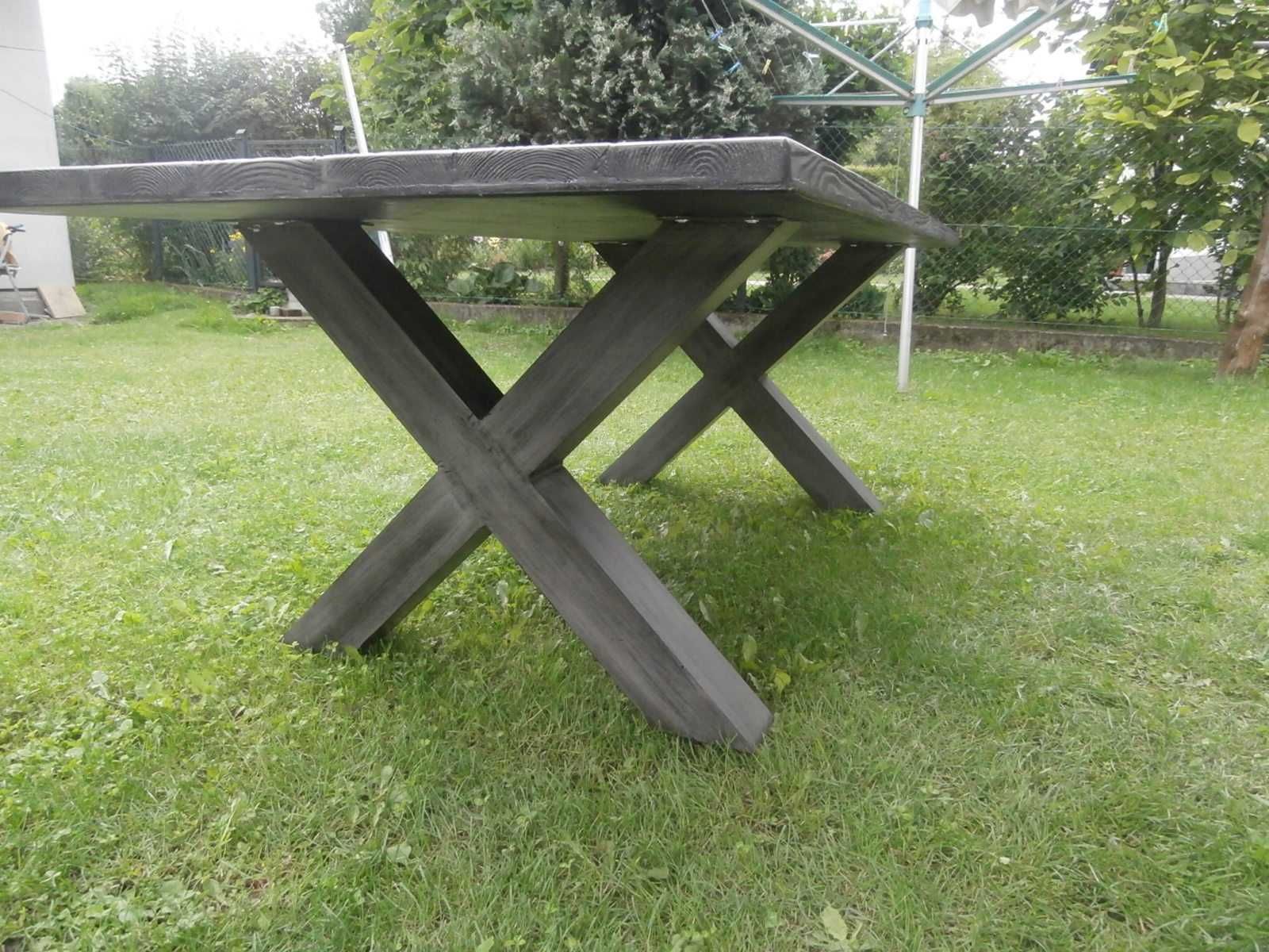 Duży stół ogrodowy z grubego kompozytu