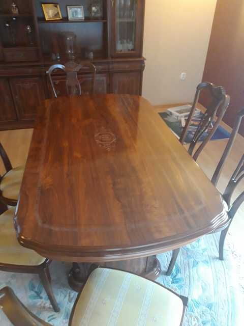Stół stylizowany i krzesła.