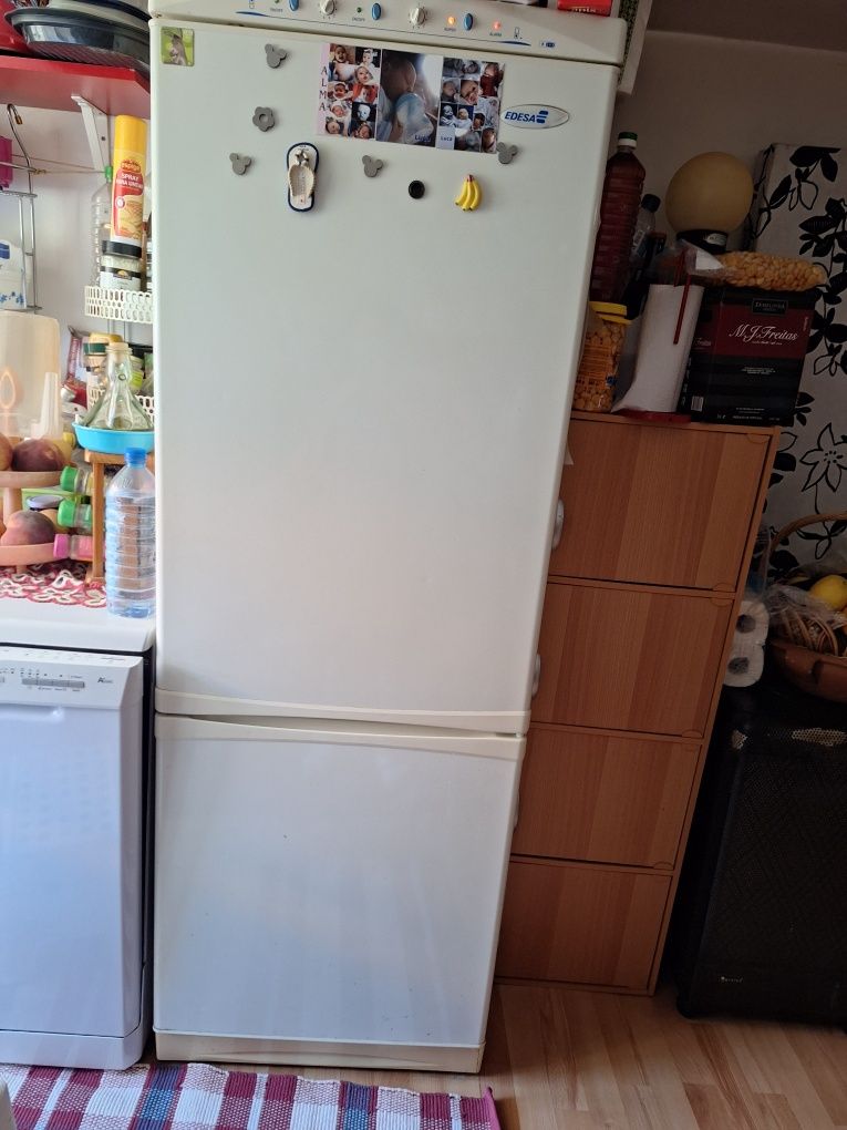 Ve frigorífico,  combinado. Arca com três gavetas..Tem 1,70 m de altur