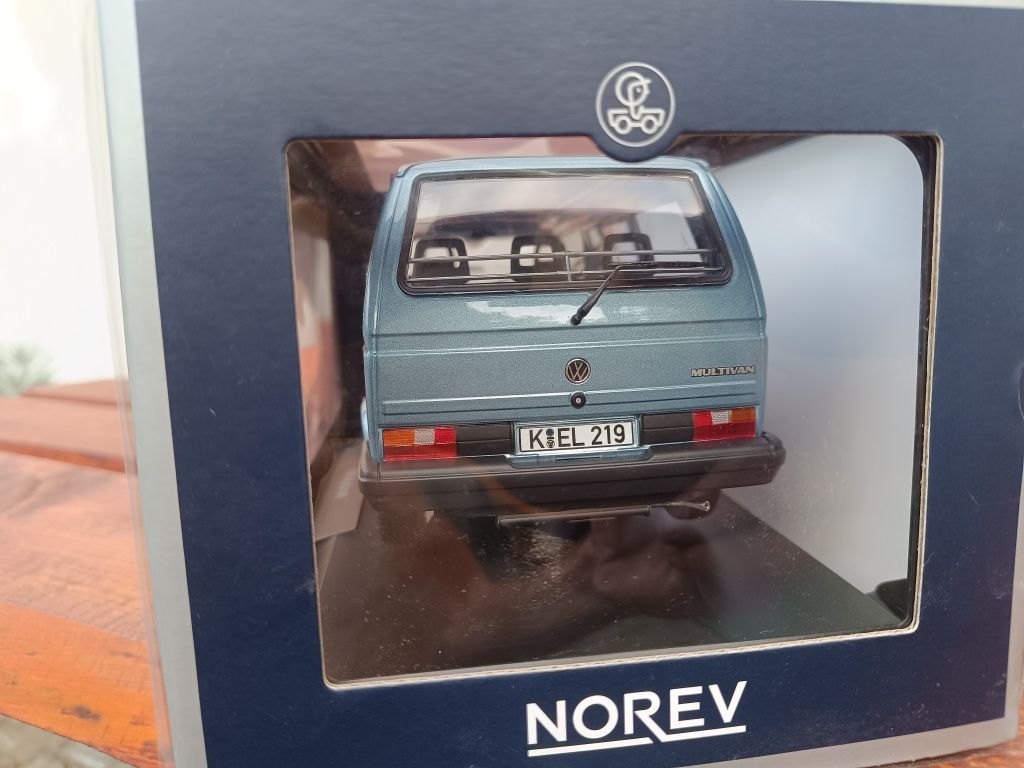 VW Multivan Norev