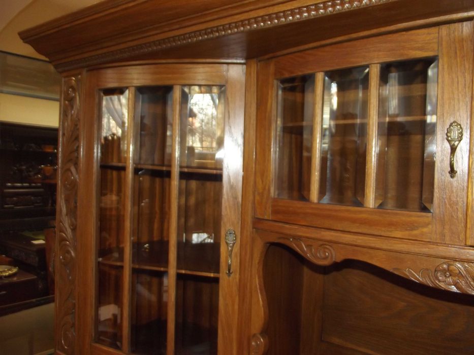 Dębowy pięknie przeszklony kredens z lat 30-tych XX w.