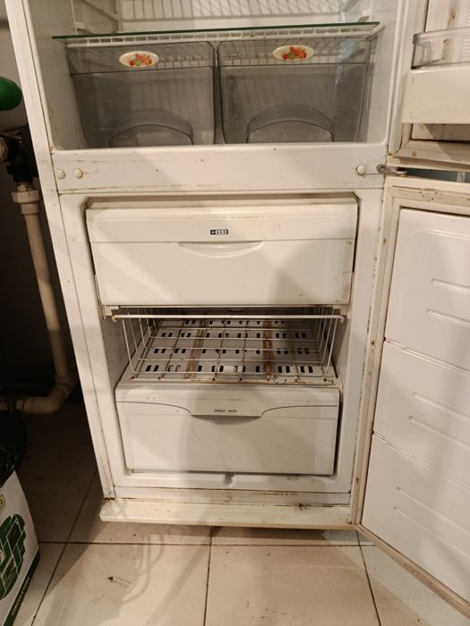 Холодильник, компрессор работает, под ремонт или на запчасти