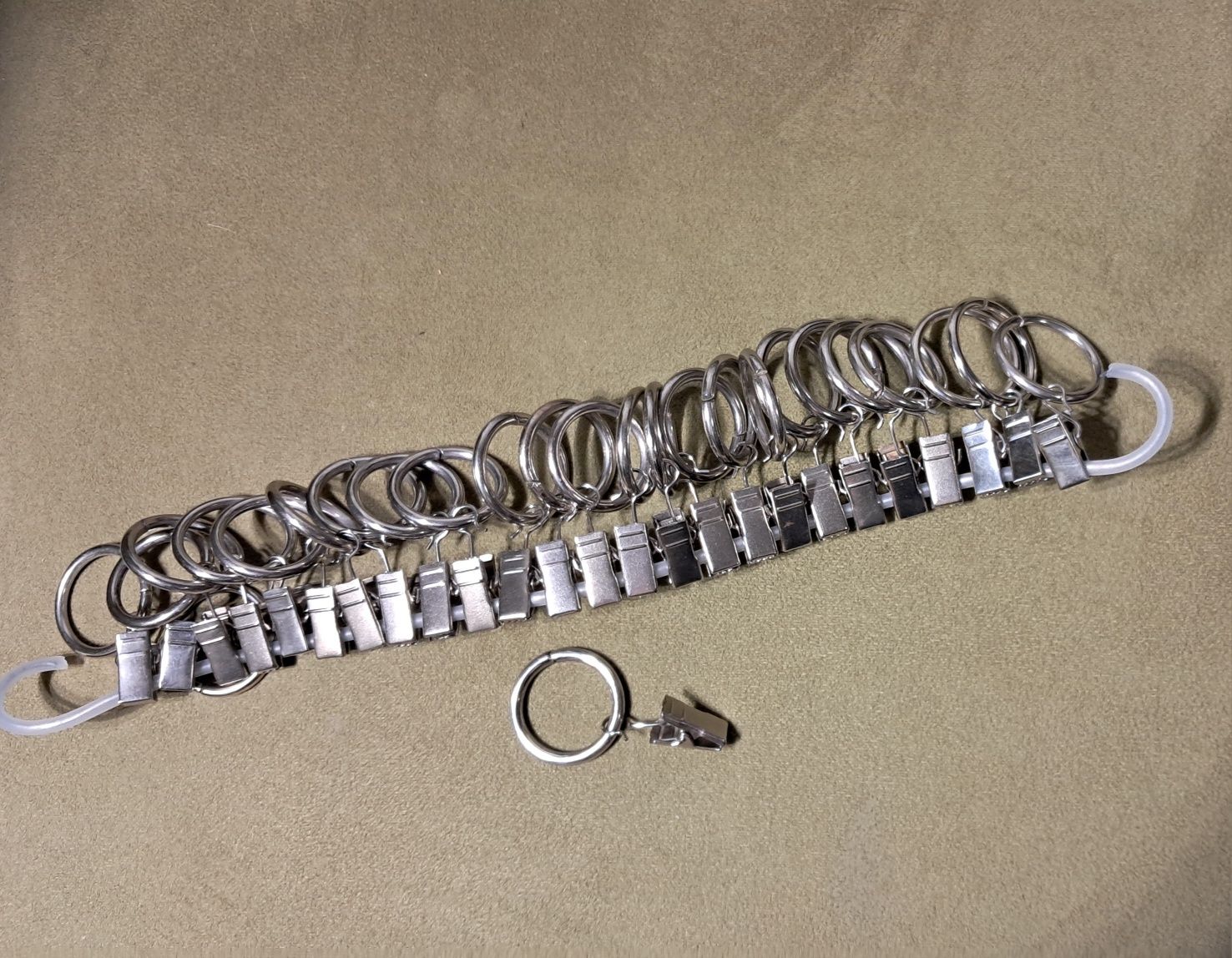 Metalowe kółka z żabkami na karnisz