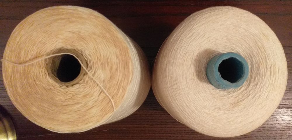 Bobine de linha de costura branca