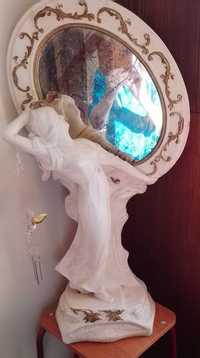 Старинное антикварное зеркало с женской фигурой. Скульптура. Ретро.
