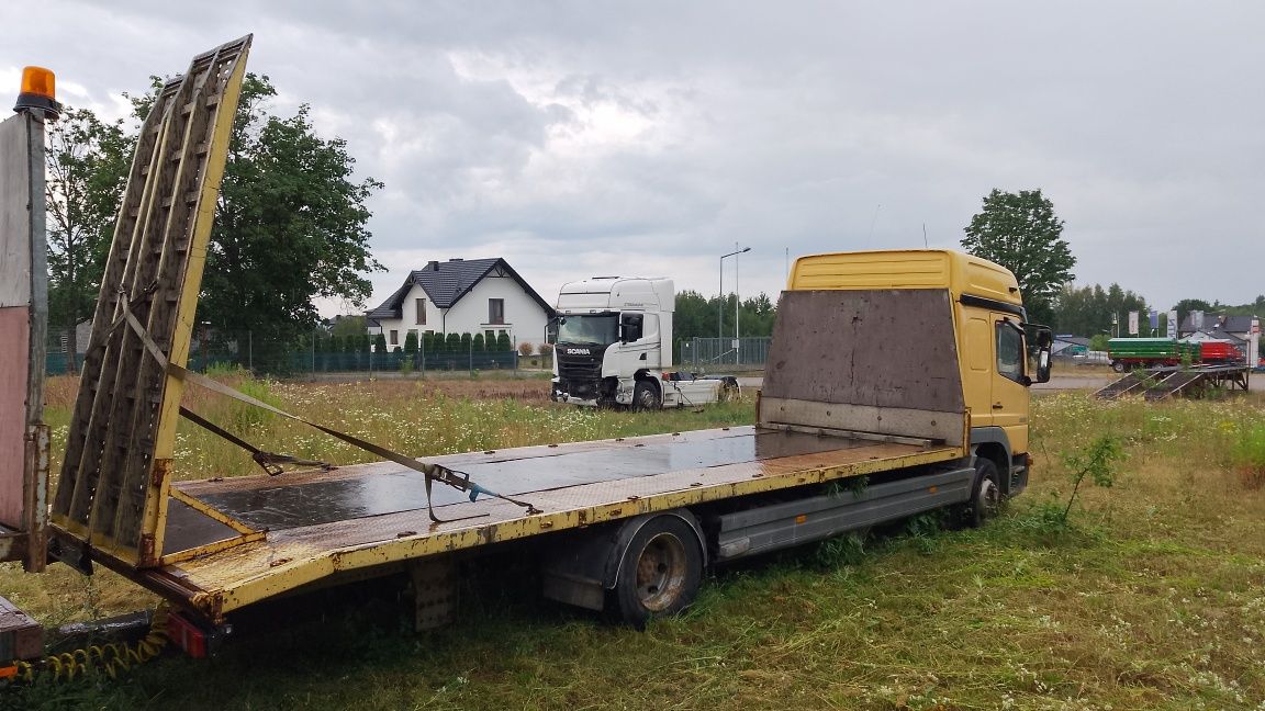 Laweta ciężarowa Mercedes Atego 1228 z najazdami