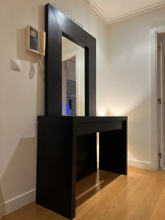 Conjunto Aparador e Espelho IKEA