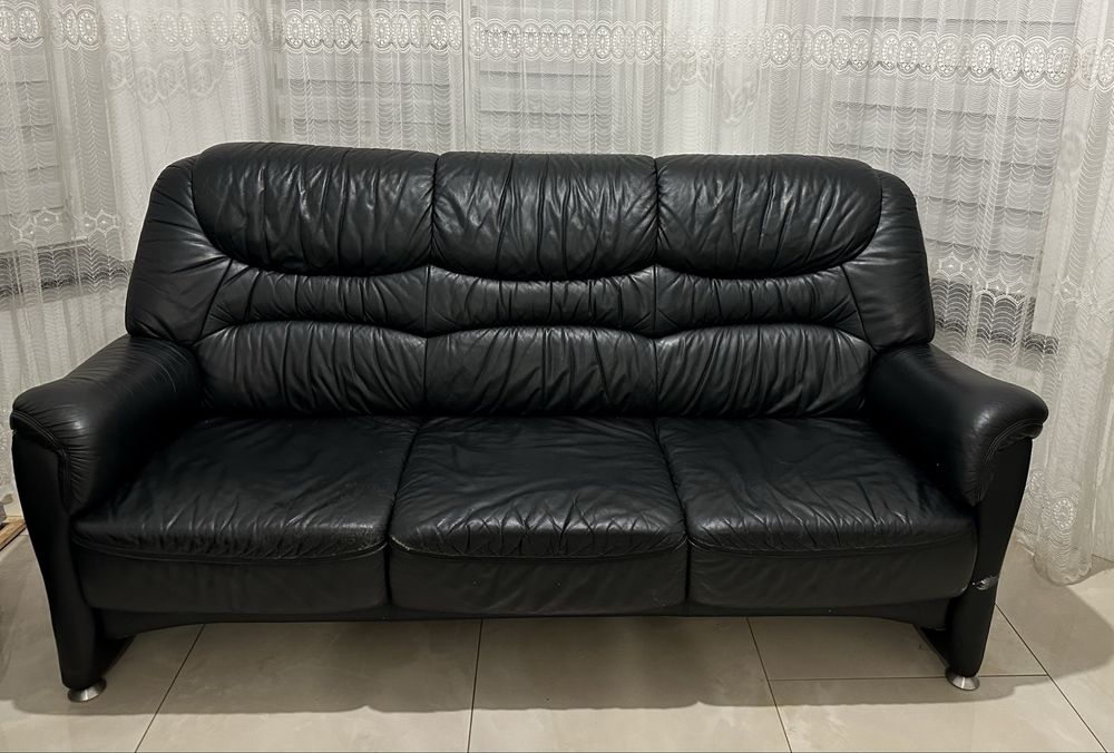 Привезений з Німеччини .Диван трьох місний та двох місний.