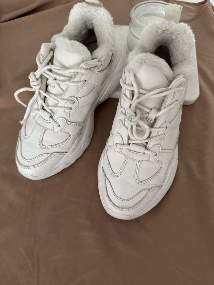 Białe sneakersy z futerkiem Pull & Bear, adidasy
