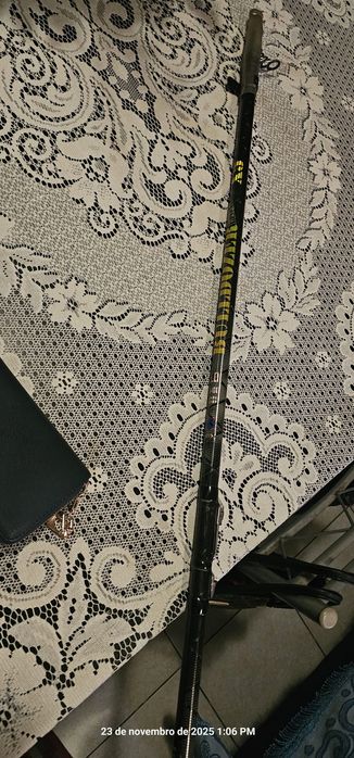 2 canas de pesca e um carreto