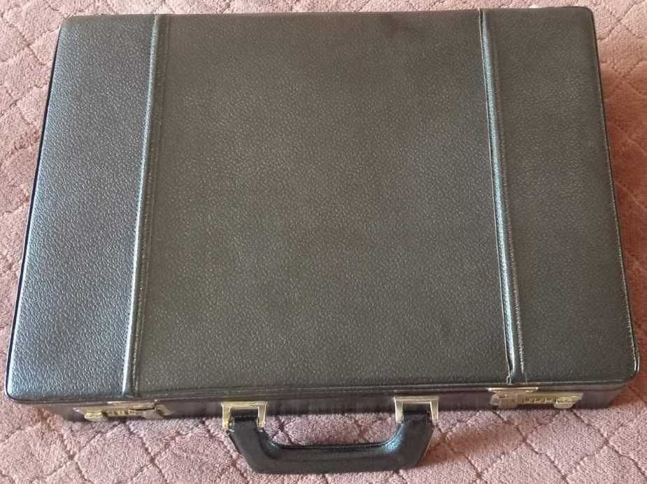 Валіза типу дипломат. Натуральна шкіра. Колір чорний.