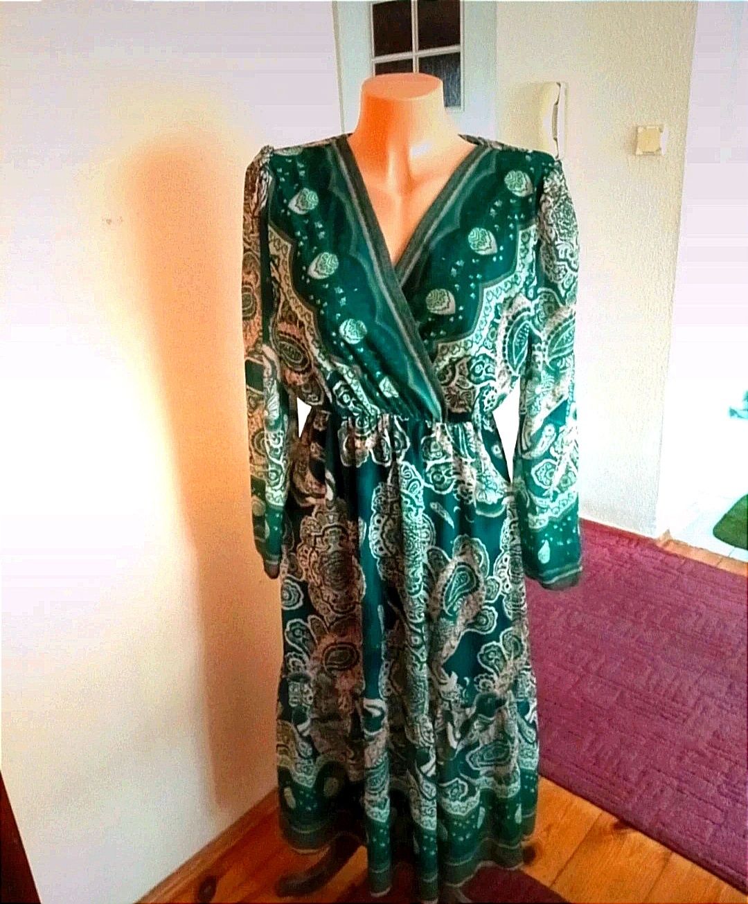 Piękna ciemnozielona sukienka midi z falbanką,uni, od L/12/40-XL/42
