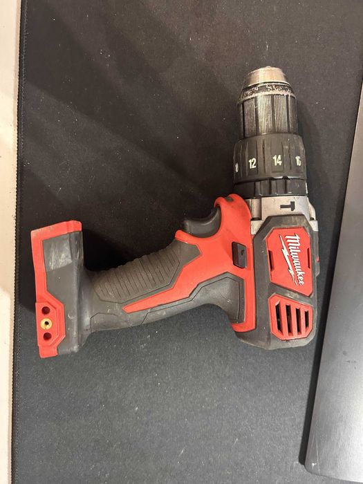 Milwaukee M18 BPD – wiertarko-wkrętarka udarowa, uszkodzona