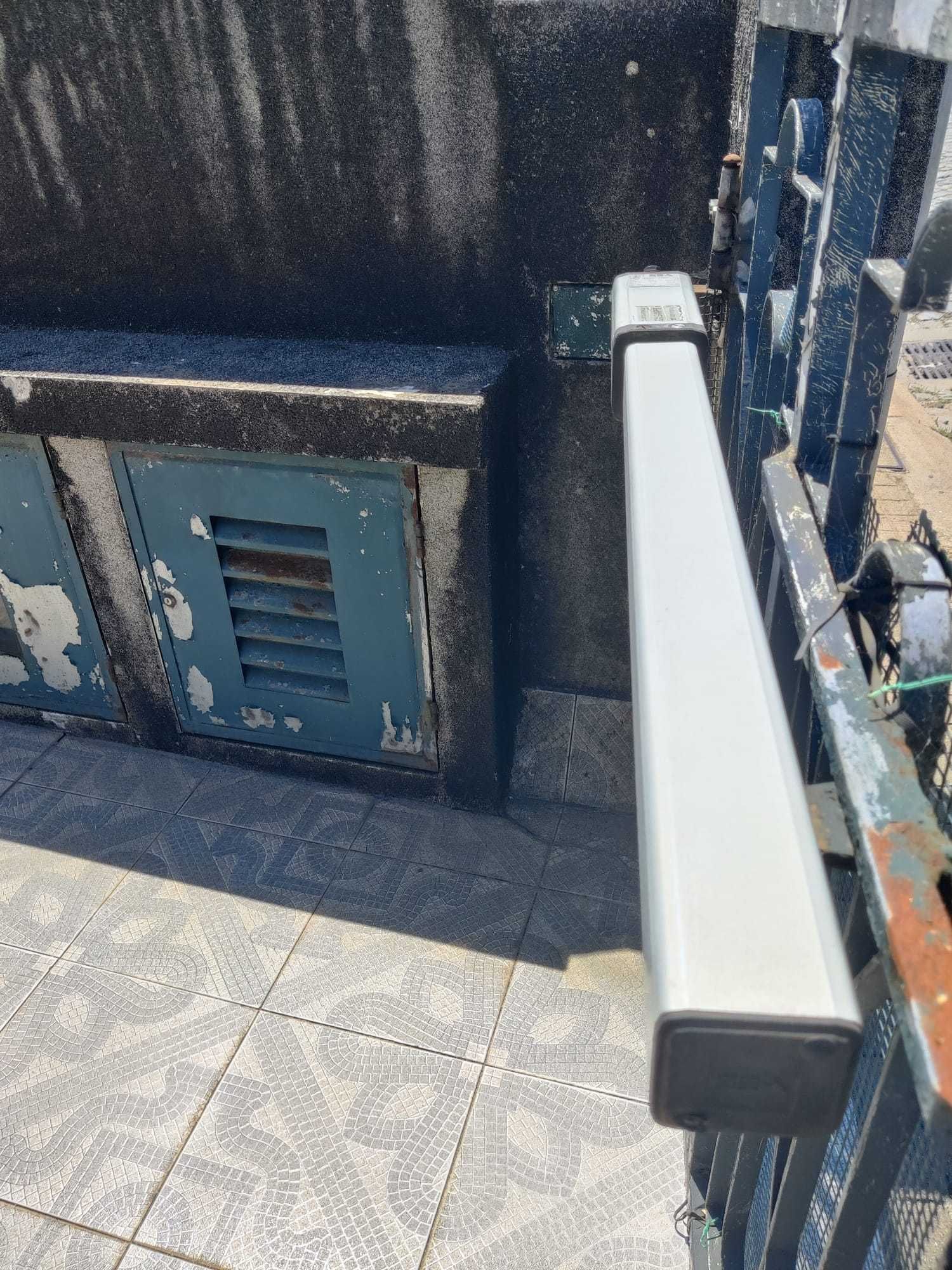 Portão com comando, grades e caixa de correio