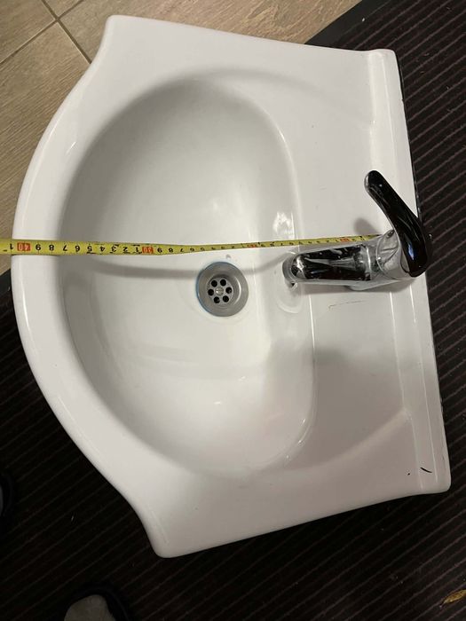 Sprzedam umywalkę z baterią.