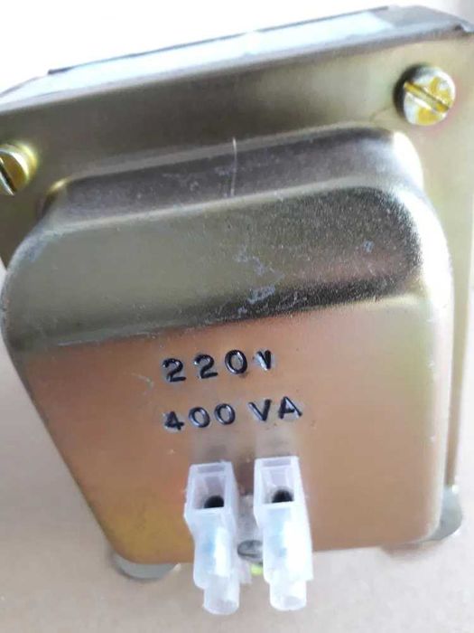 Transformador com entrada 220v saída 110v, 400 Voltes Amperes
