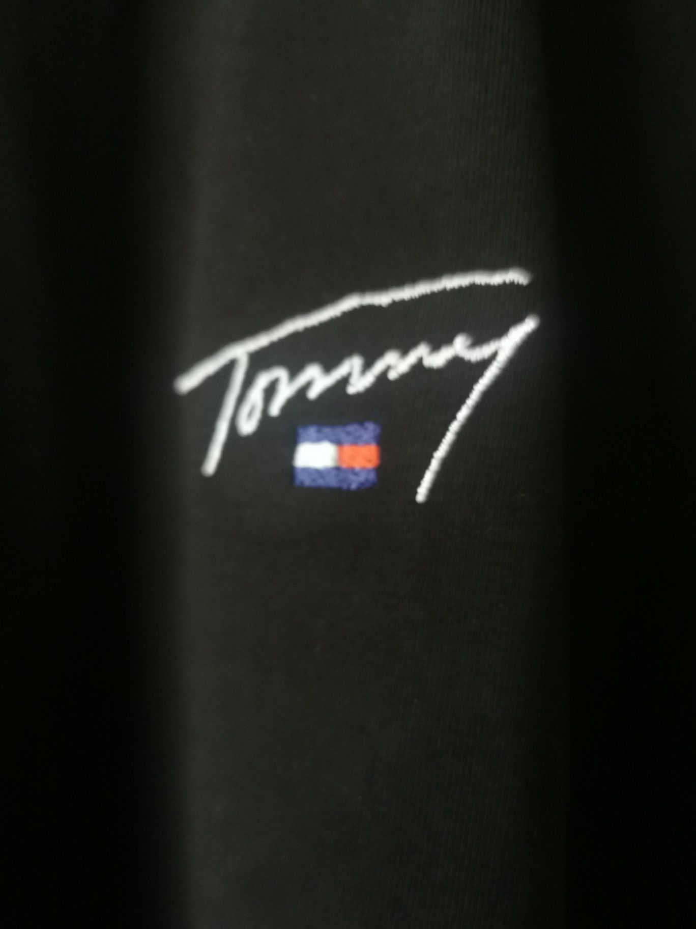 Nowa koszulka męska Tommy Hilfiger w kolorze czarnym logo jest szyte