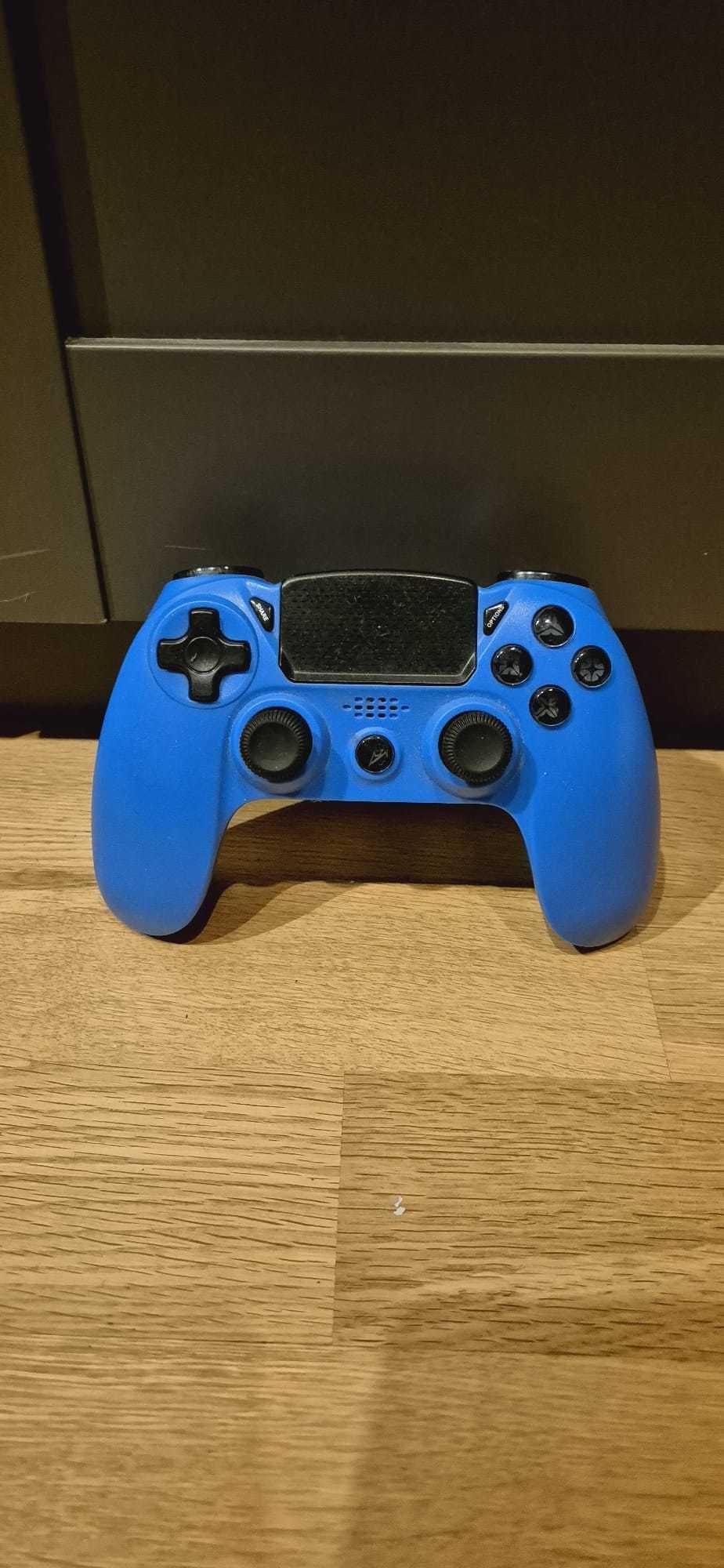 PlayStation 4 + 2 pady i 2 gry