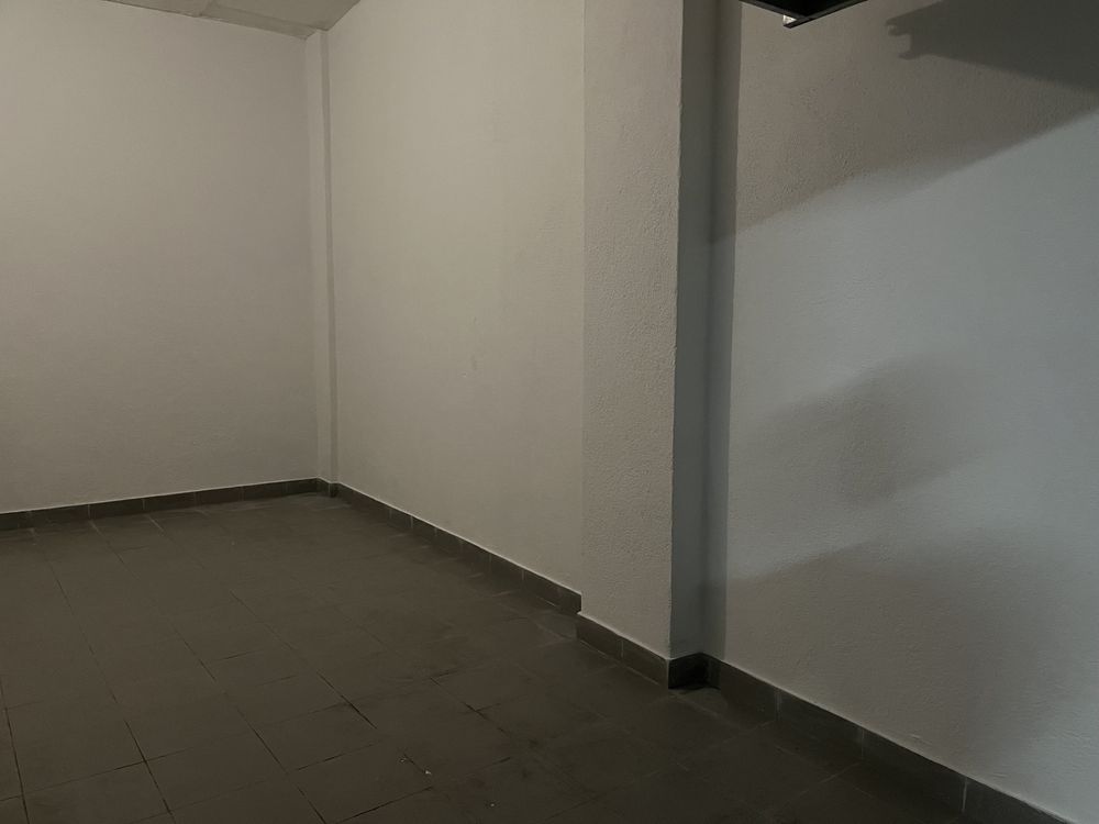 Garagem(Box), situado em zona comercial. Bom acesso, para venda ou arrendamento € 27000 ou € :200/ mês