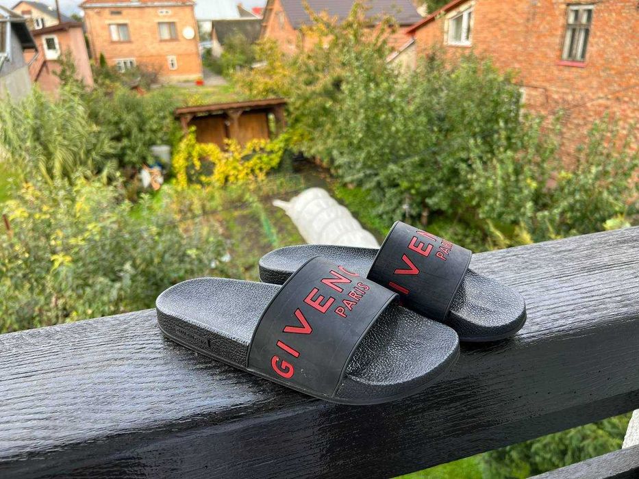 Шльопанці Givenchy (40)