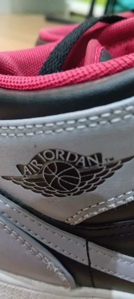 Air jordan 1 mid vermelhas, edição especial!