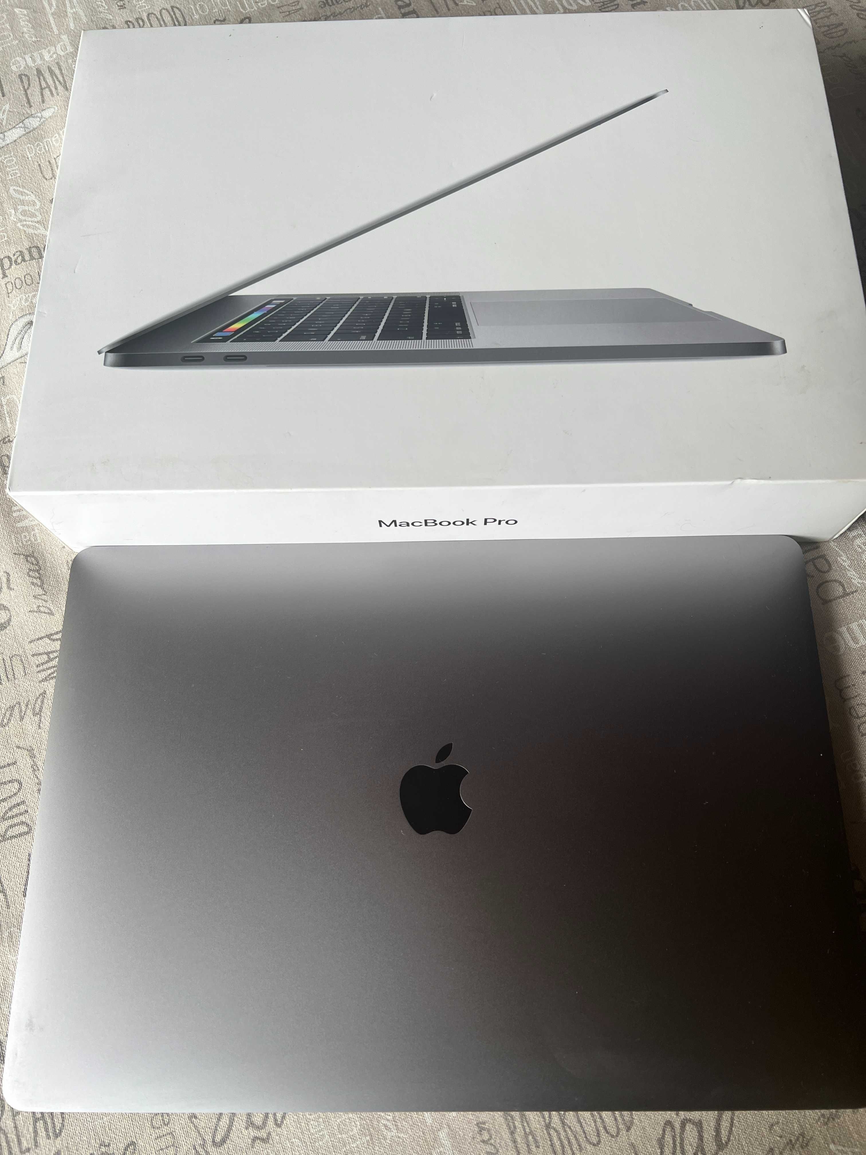 Macbook Pro 15" - 2,9 Ghz i7  1TB SSD  Bateria e teclado novos.