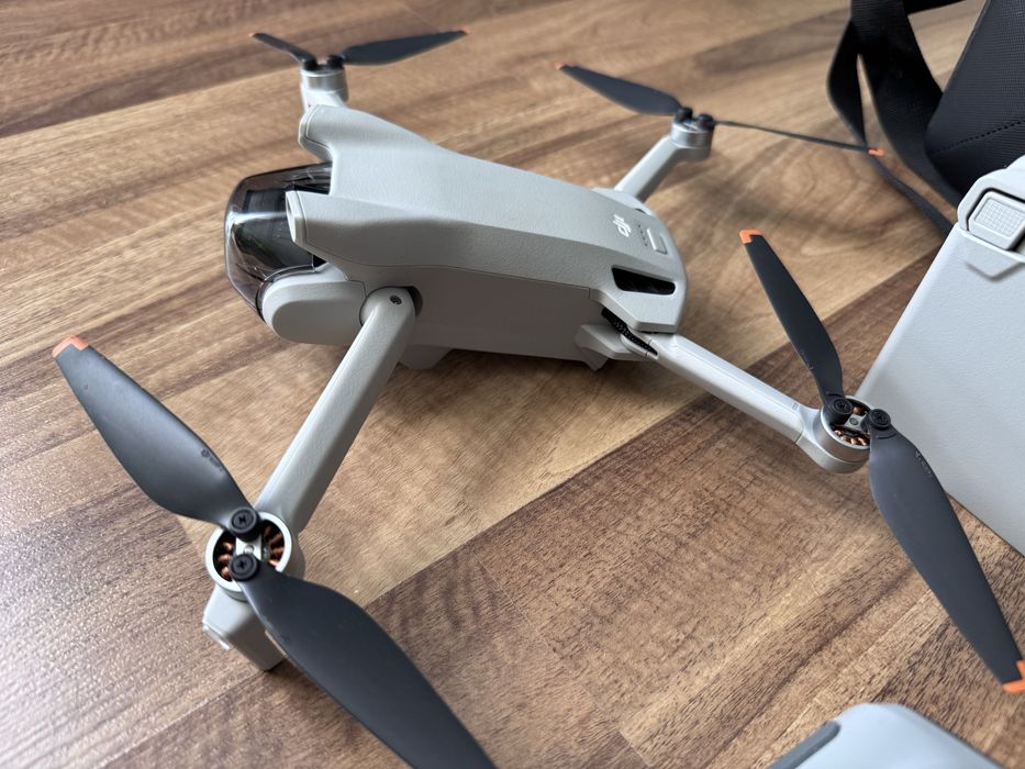 Dron. Dji mini 3 fly more combo. RC
