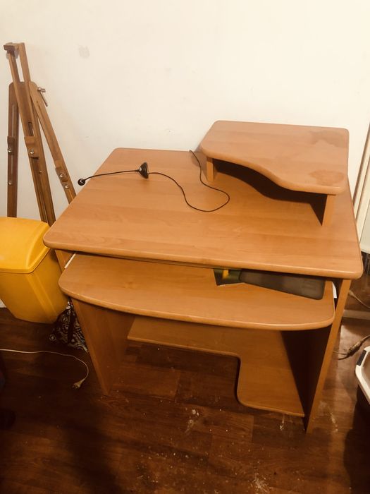 Biurko komputerowe z półką na monitor