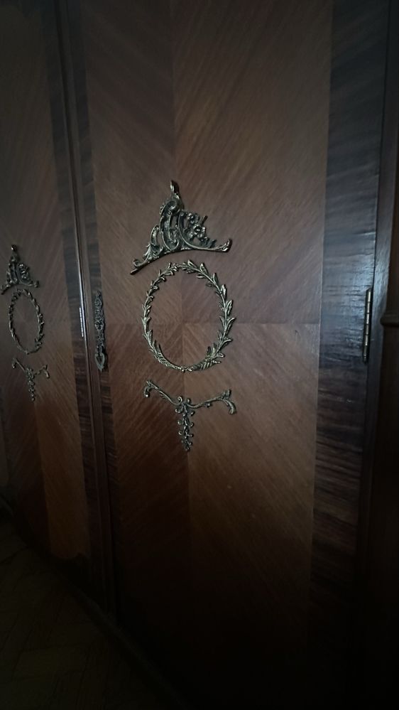 Guarda-fatos antigo com marchetaria e apliques em latão