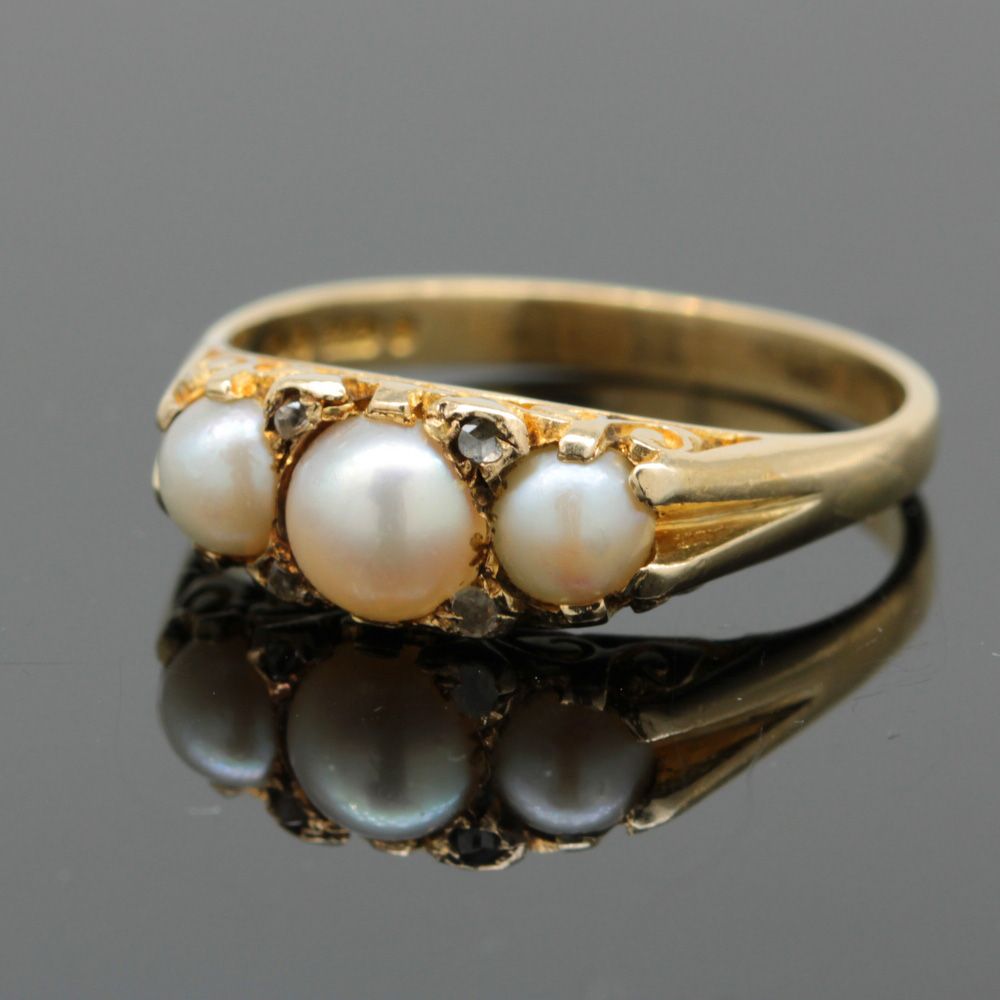 Złoty pierścionek VINTAGE z perełkami i diamentami rozetami 9K