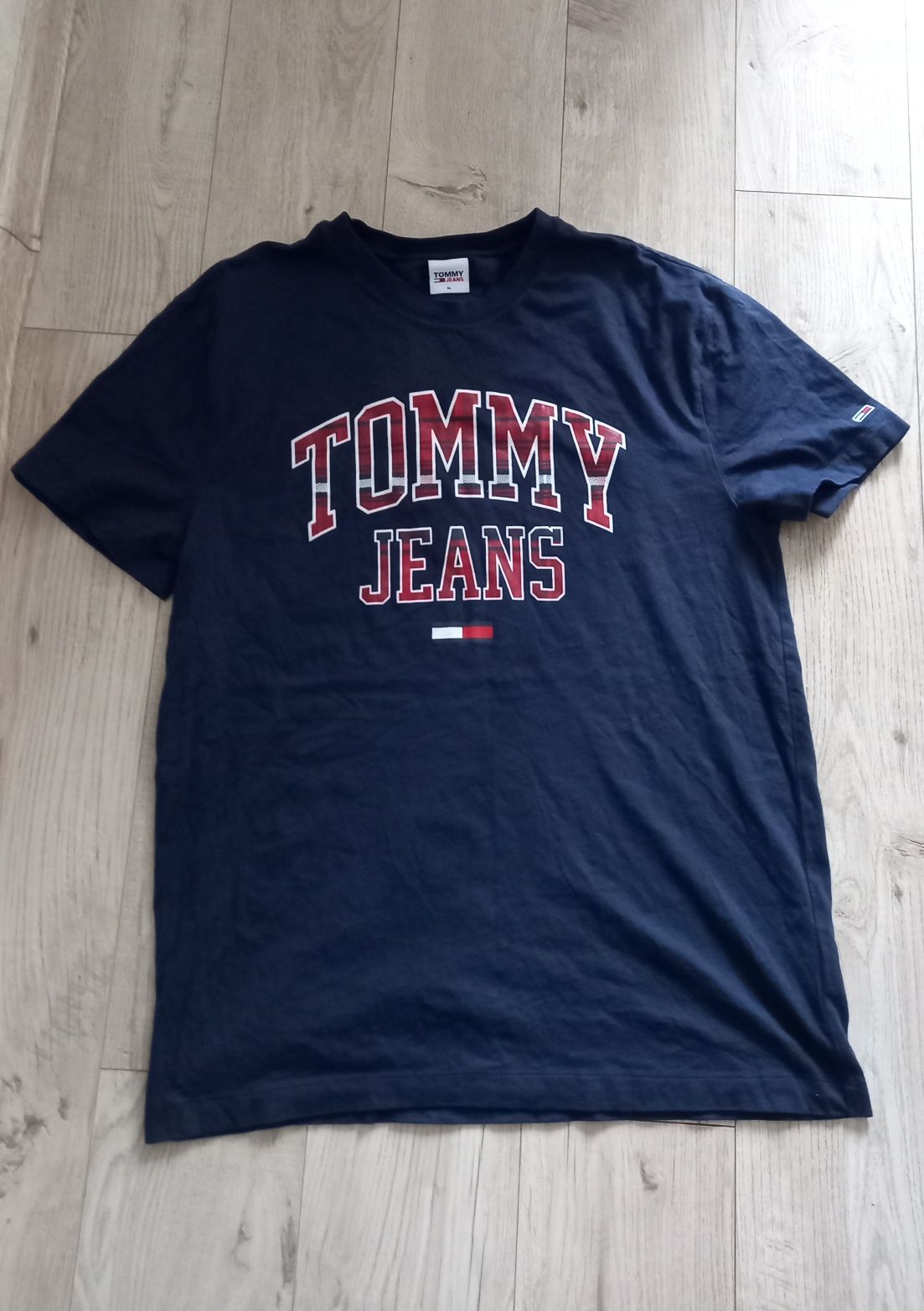 Продам футболку Tommy Jeans