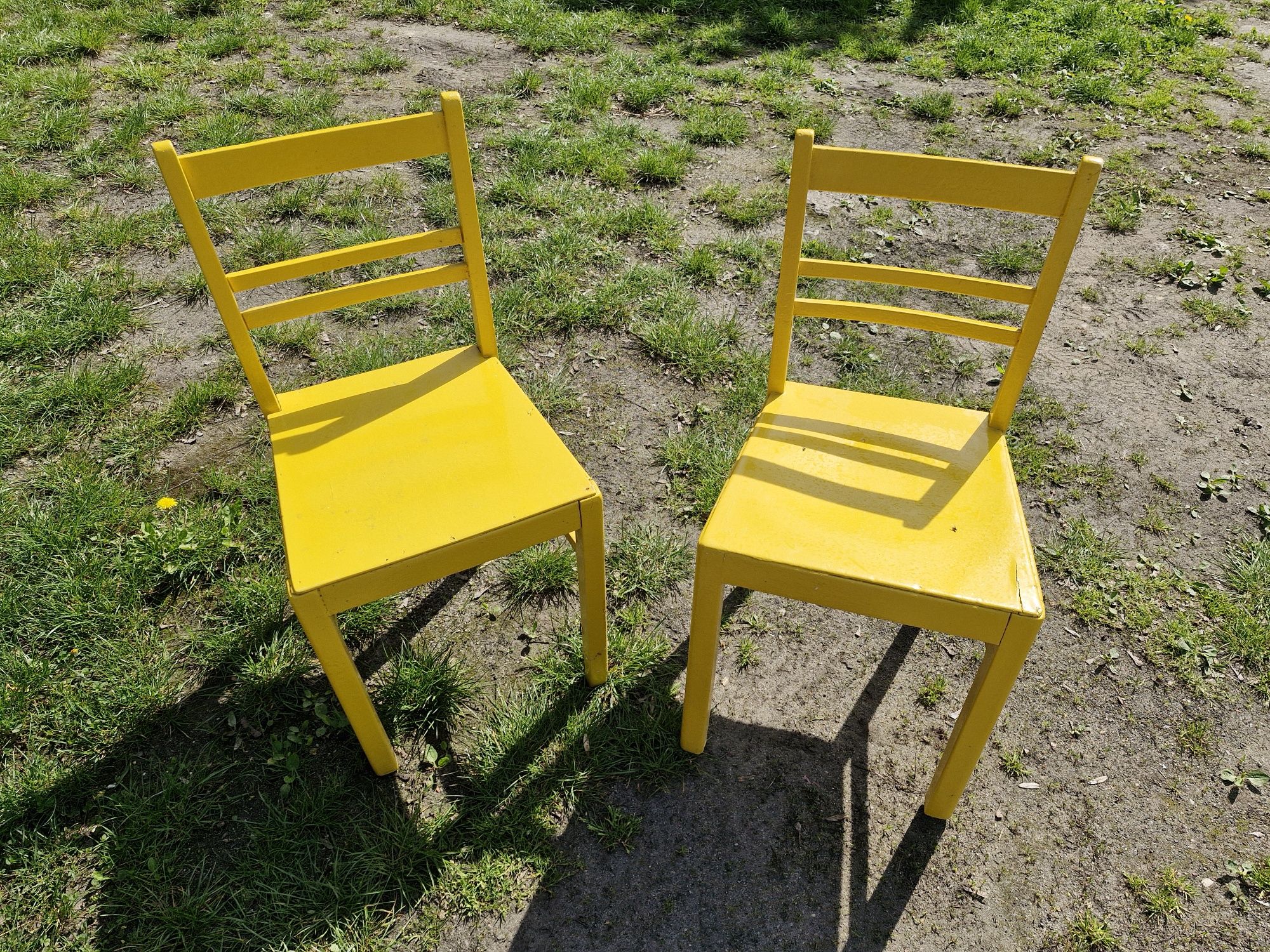 Krzesla drewniane żółte PRL