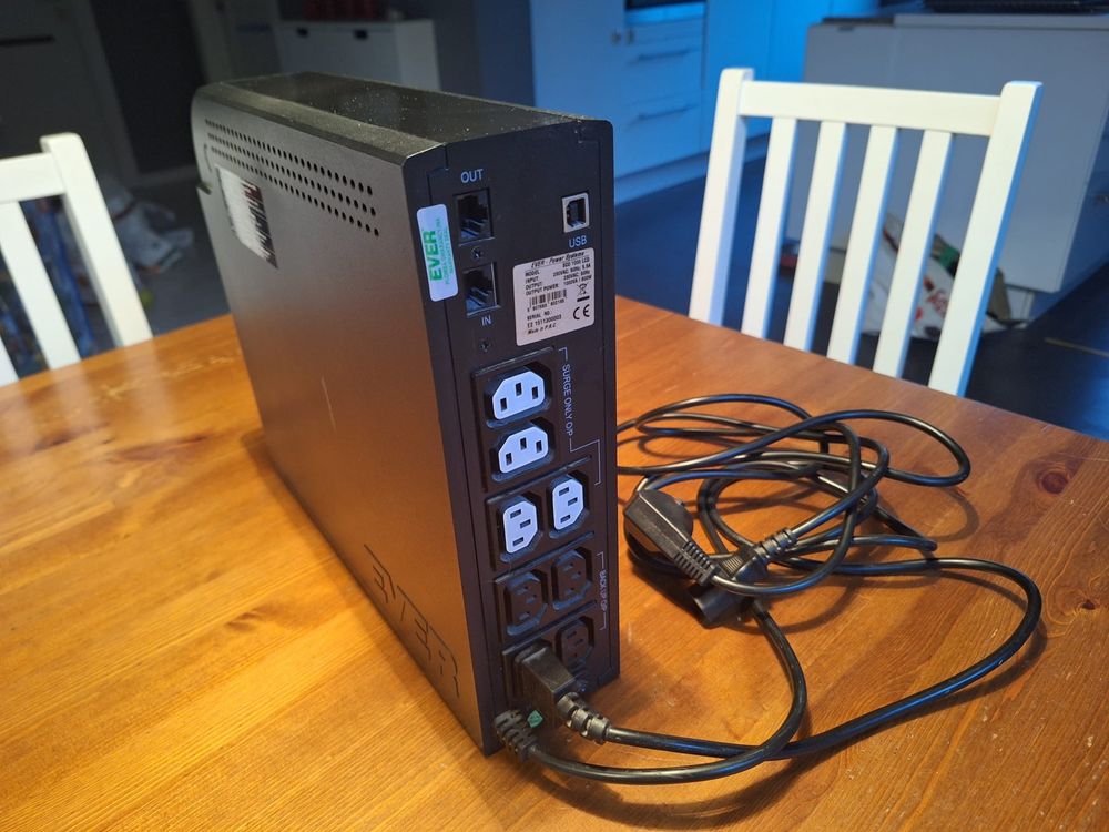 Zasilacz UPS Ever ECO 1000 LCD, stan techniczny bdb
