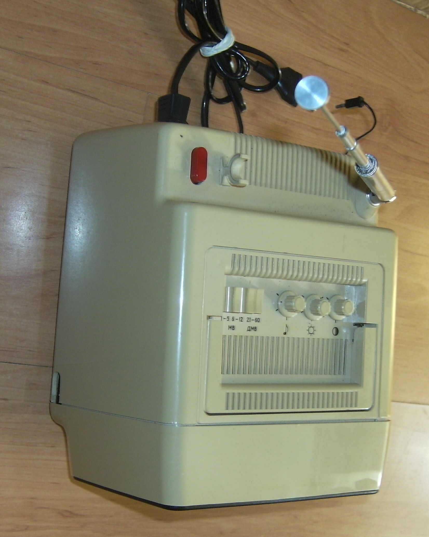 Stary telewizor kineskopowy Elektronika 409 A- działa