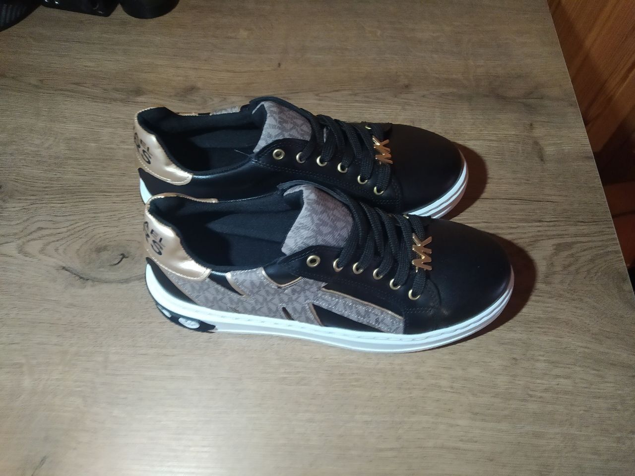 Продам жіночі кросівки Michael Kors