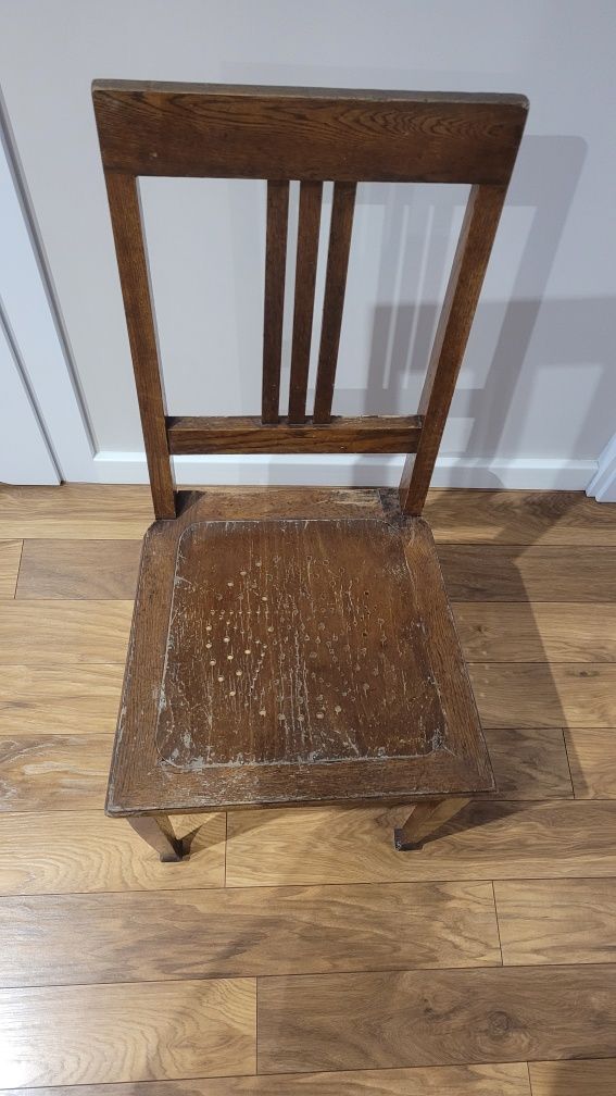 Stare drewniane krzesło międzywojenne