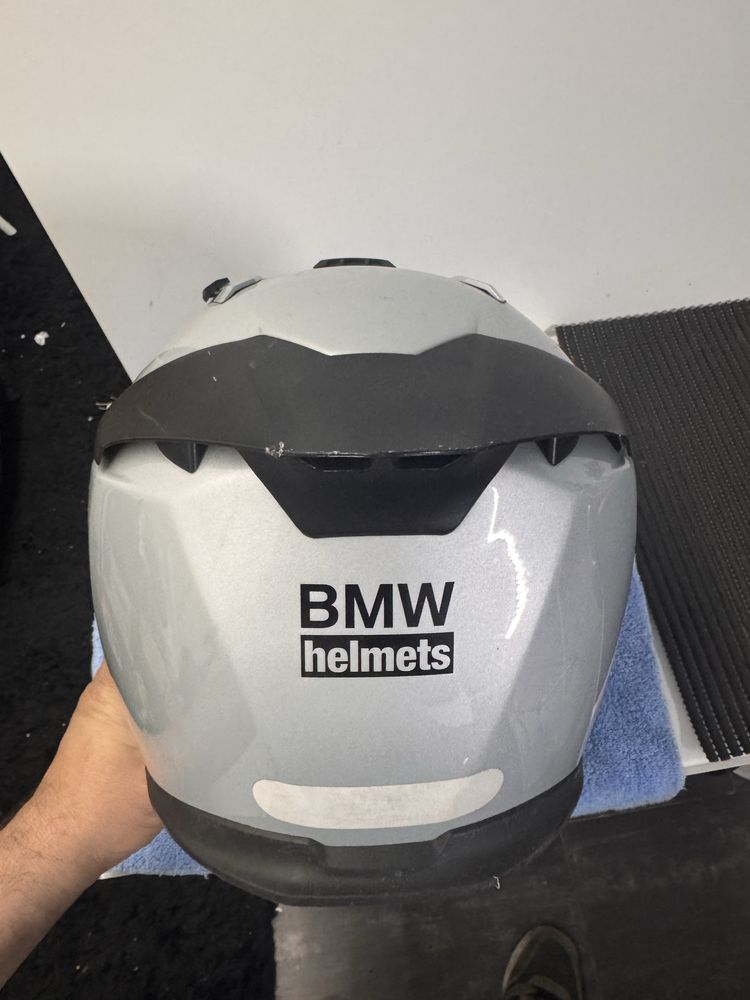 3 capacetes bmw com bastante uso