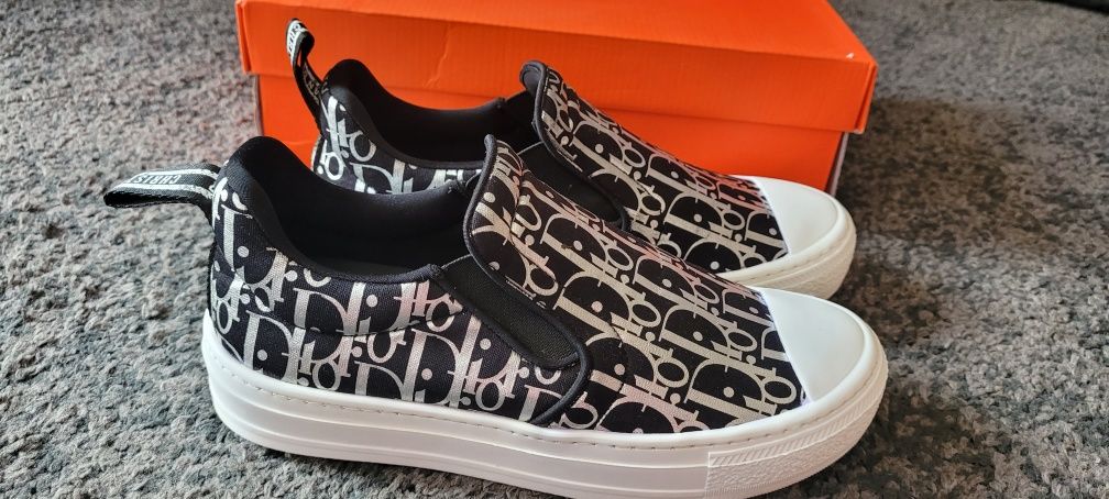 Trampki slip on r.37 czarne w srebrne napisy