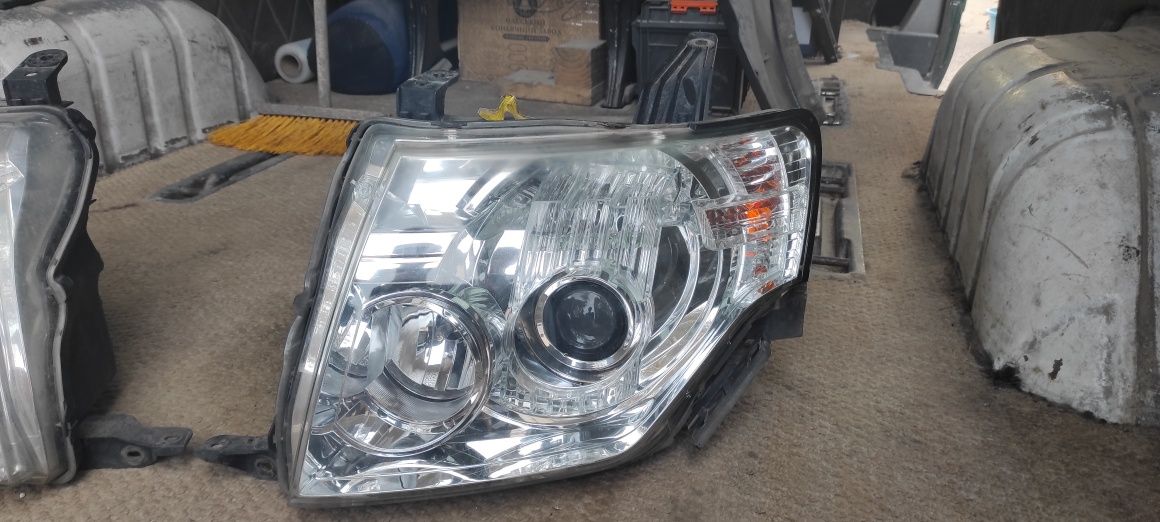 Передняя левая фара Mitsubishi Pajero Wagon 4 с блоком ксенона