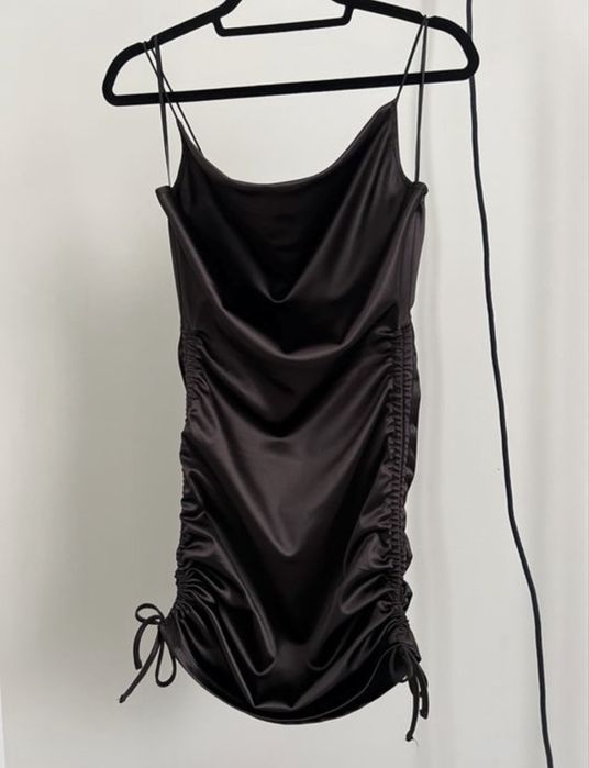 Чорна атласна міні сукня темно коричнева H&M xs s на тонких брителях