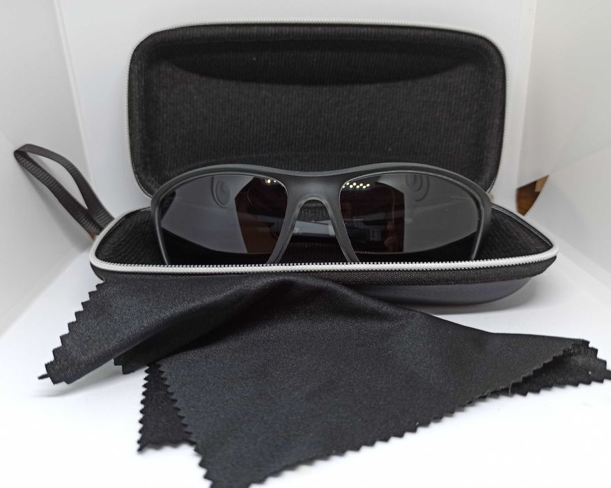 Okulary przeciwsłoneczne w etui.